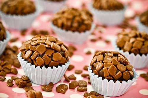 Sonhar com Doces: Estragados, Casamento, Aniversário 6 com flocos crocantes