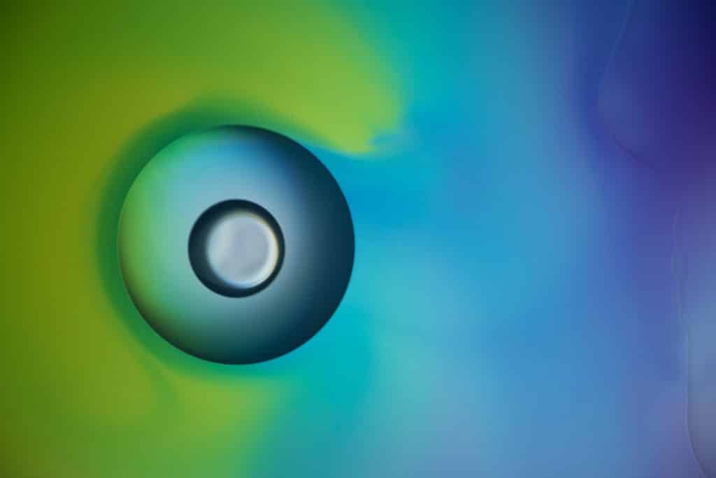 Sonhar com Disco Voadores: O que significa? Números e muito mais. 2 disco voador com fundo azul e verde