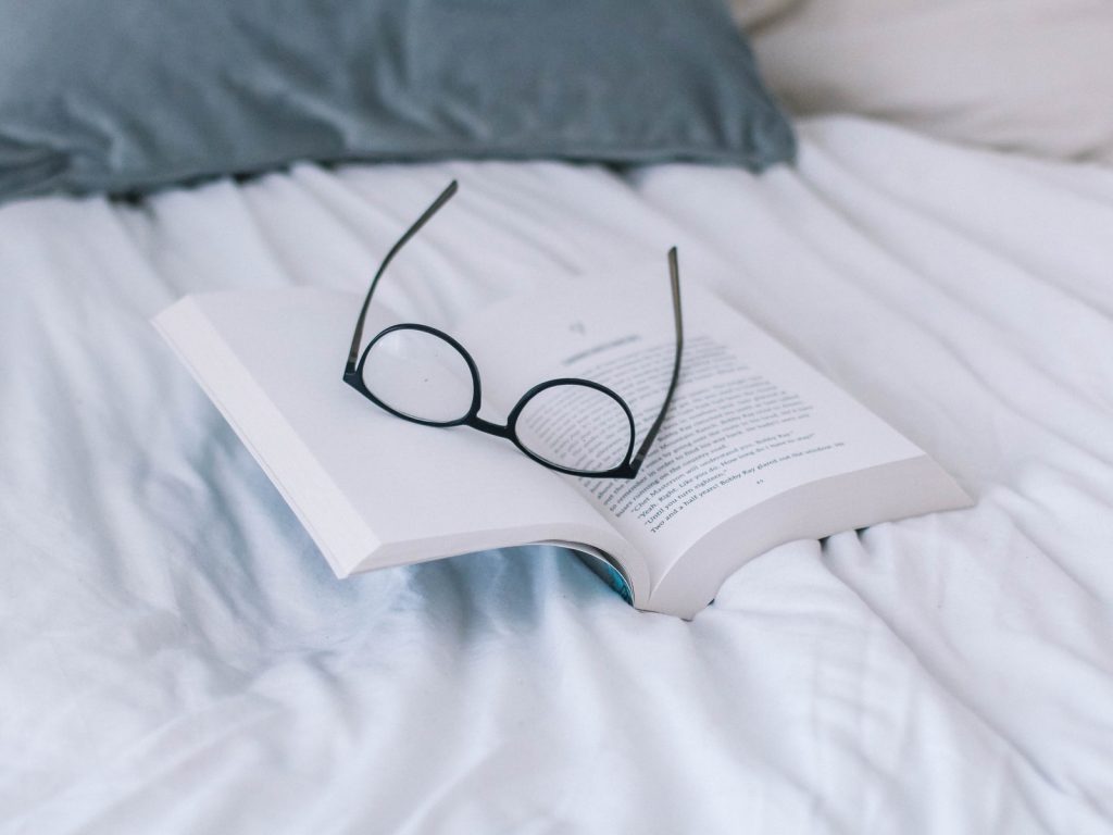O que significa sonhar com Cama? Números e Tipos de sonhos 5 sonho dos livros em cima de uma cama