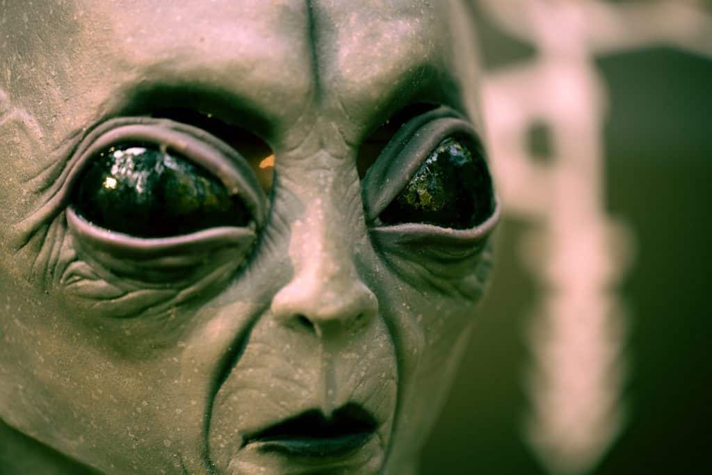 Sonhar com Disco Voadores: O que significa? Números e muito mais. 5 foto de close com extraterrestre